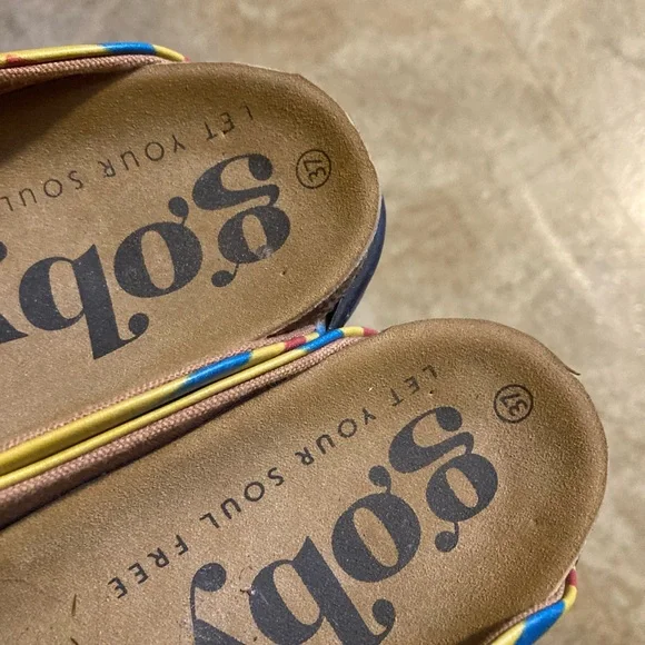 Fantastic Fun Goby Brand Clogs!       Size 37 (U.S. size 6.5) - Picture 2 of 3